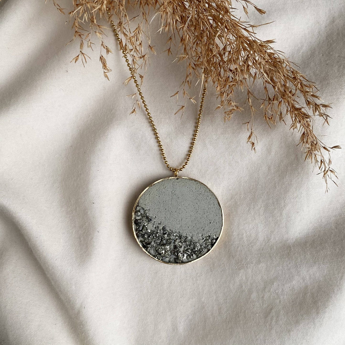 Concrete necklace | light grey concrete