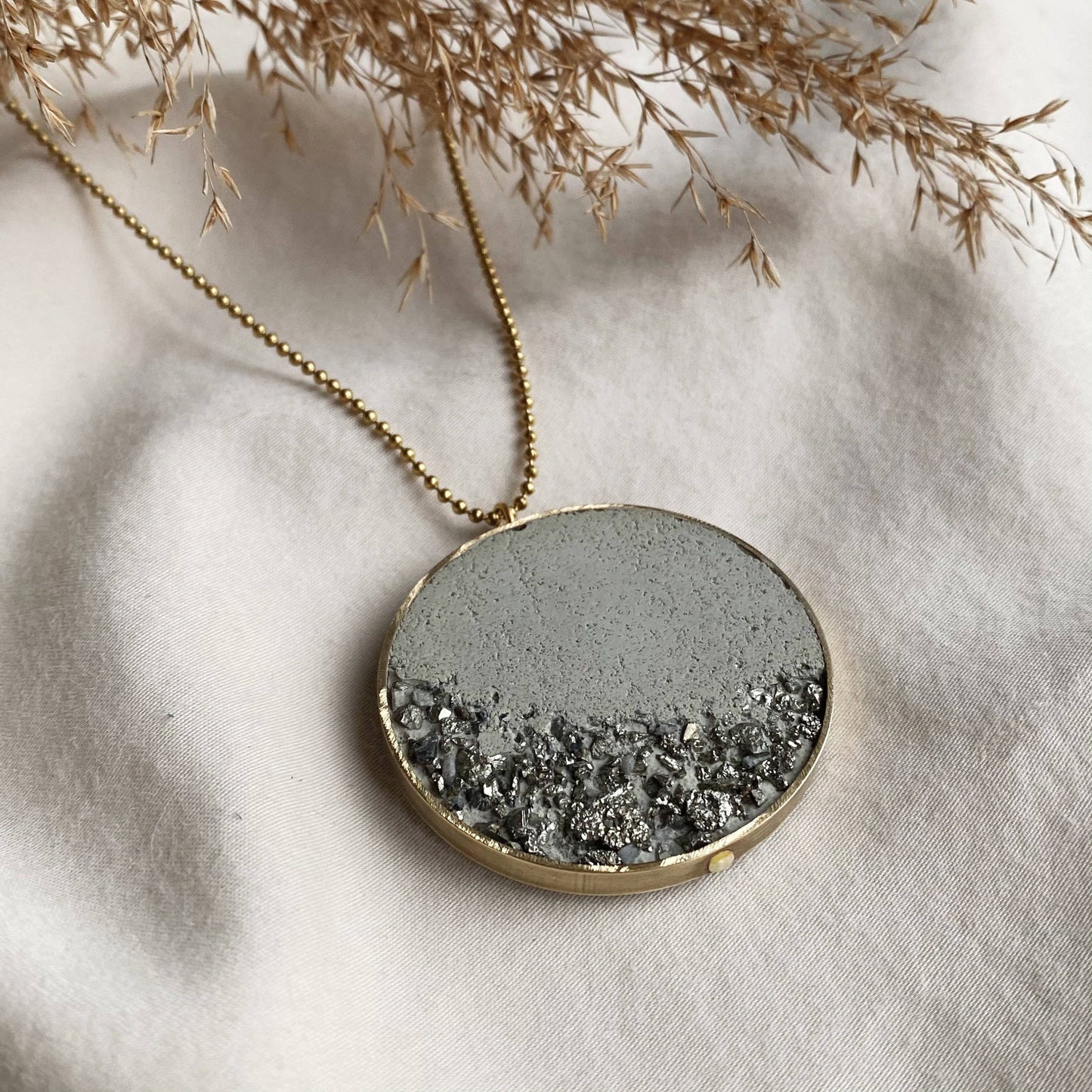 Concrete necklace | light grey concrete