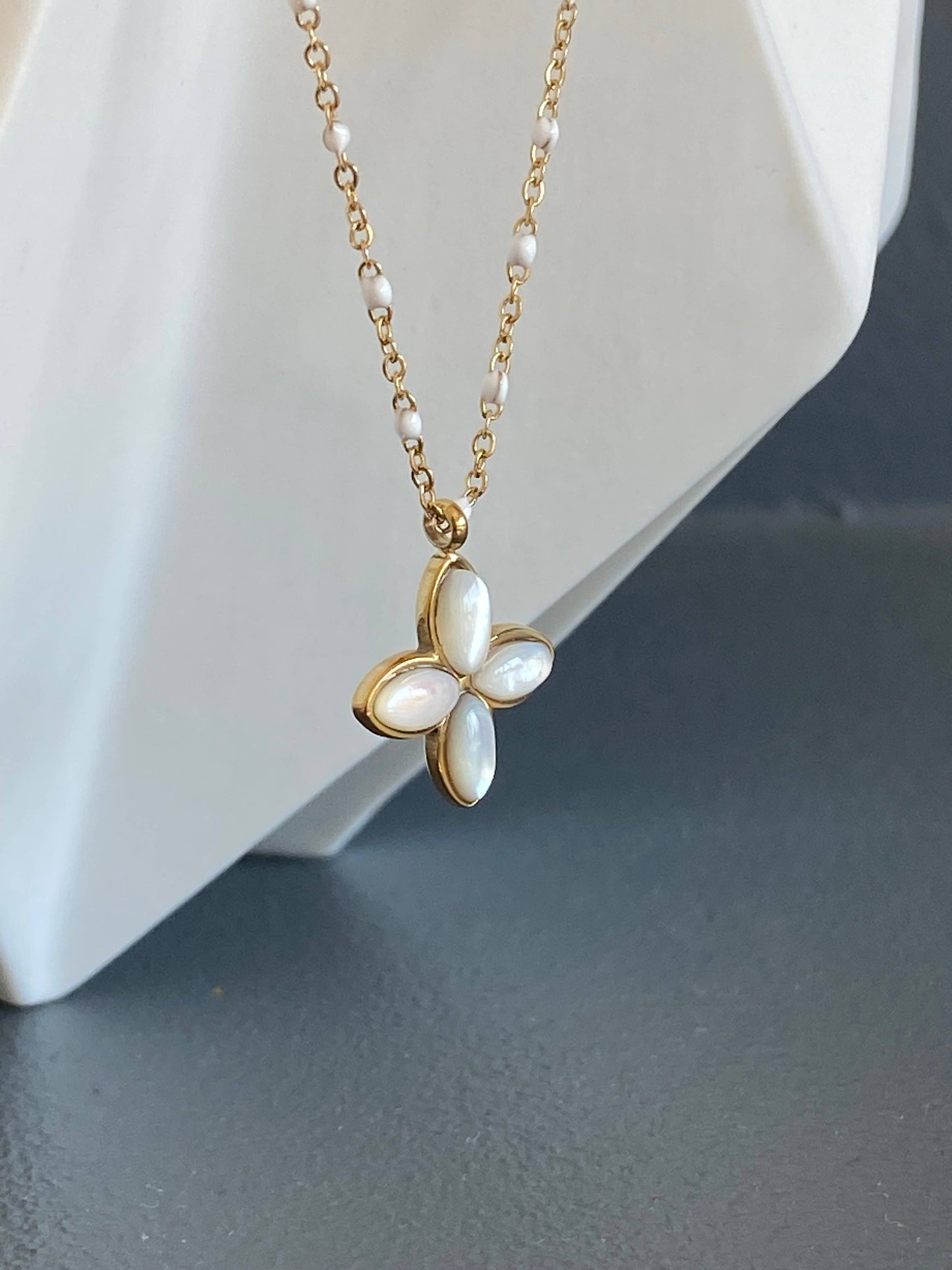 Maddy white necklace